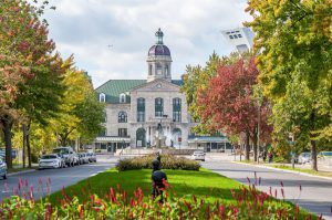 Si vous connaissez bien Montréal vous avez peu être reconnu le bâtiment que l'on aperçoit dans la première case !