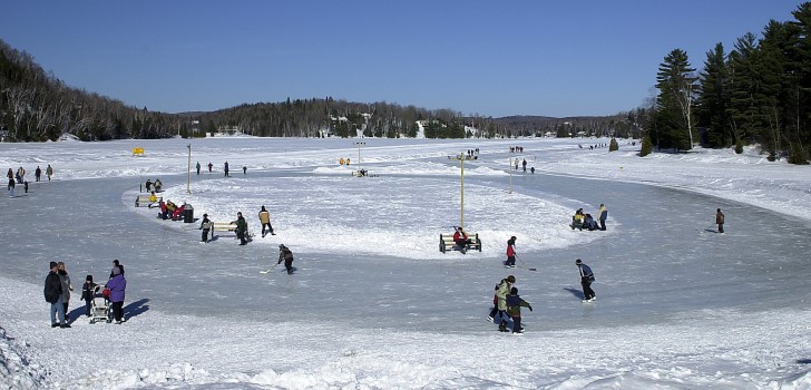 Patinoire lac gelé famille