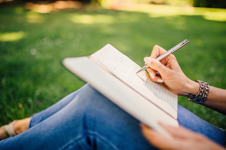 atelier d'écriture, scénariste, leçon, cours, apprendre, écrire une histoire, comment écrire une histoire, auteur entrepreneur, bernard werber, Aurélie Valognes, autoédition, auto édition, vulgarisation, scénariste, écrire un scénario, débutant, scénario, roman, histoire, cours en ligne, gratuit, progresser, mentors virtuels, écrire tous les jours,