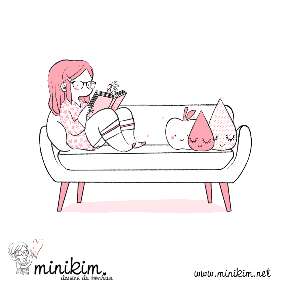Illustration de Minikim qui représente une femme assise sur un divan en train de lire un livre. Il y a des coussins mignons sur le divan.