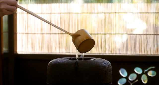 Le hishaku, louche en bambou pour passer l’eau du récipient d’eau fraîche vers la bouilloire, avec son nodule fushi, si important dans le maniement de la louche. Dans un jardin qu'on dirait éternel cérémonie du thé Le mizusashi, récipient généralement en céramique qui contient l’eau fraîche versée dans la bouilloire.