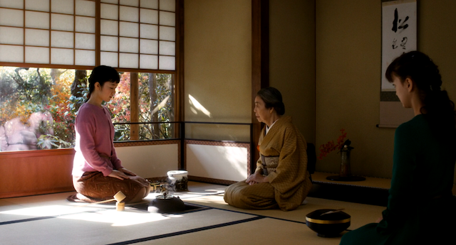 Noriko Maître takeda cérémonie du thé dans un jardin qu'on dirait éternel