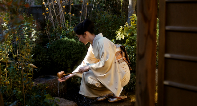 Dans un jardin qu'on dirait éternel Noriko Le hishaku, louche en bambou pour passer l’eau du récipient d’eau fraîche vers la bouilloire, avec son nodule fushi, si important dans le maniement de la louche